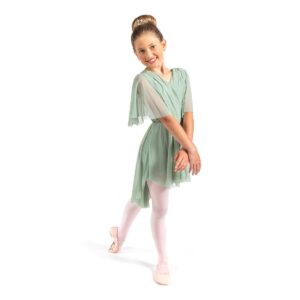 Ballet dancer posed in b plus with arms crossed at the wrist.